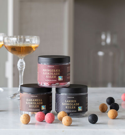 Lakriskuler med sjokolade og bringebær Lakriskuler med sjokolade og bringebær